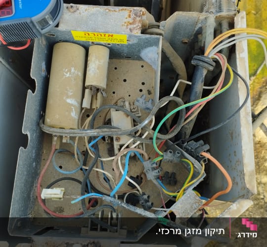 חוטי חשמל וצינורות במערכת מיזוג אוויר ישנה